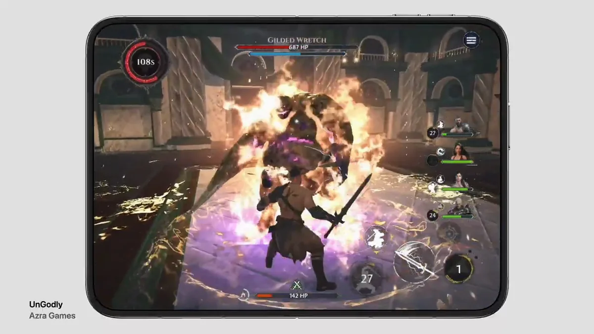 Spiel auf dem geöffneten Innendisplay des iPhone Duo